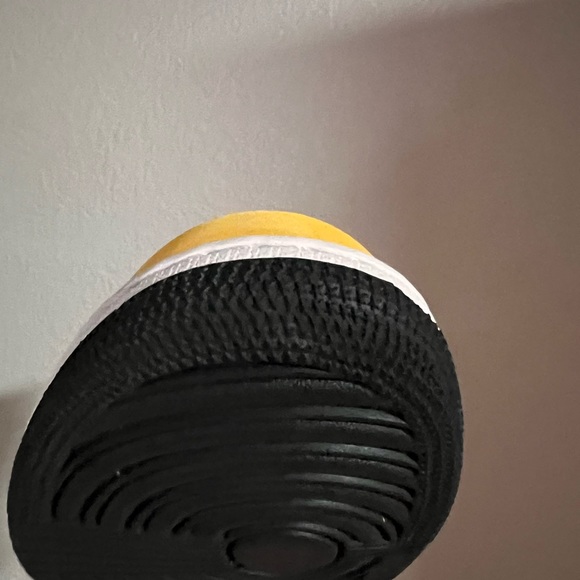 Jordan 1 Mid-Reverse New Love - Picture 7 of 14